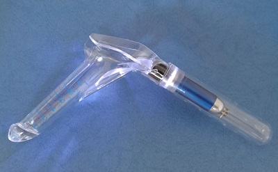 Anoscopio monouso con introduzione all'uso della sorgente luminosa